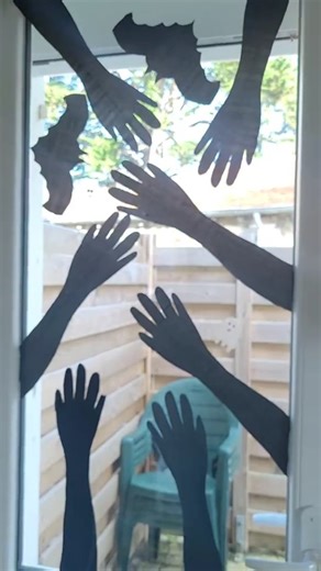 Diy pour décorer les fenêtres avec des chauve-souris en sac poubelle. . Je propose des activités pour occuper vos enfants le mercredi, le week-end, au centre de loisir ou pendant les vacances ! Si vous êtes maman, papa, nounou, grand-mère, grand-père ou atsem, j'espère que vous trouverez votre bonheur par ici 😊. Bienvenue aux nouveaux abonnés et merci à tous ceux qui me suivent depuis le début 🥰🥰🥰#activiteenfant #activitemanuelle Activité manuelle. Activité enfant de 3 à 6 ans et de 5 à 8 an