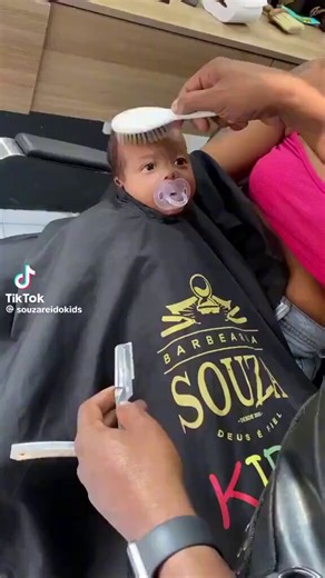 imagina ser tão IRRESPONSÁVEL a ponto de meter uma NAVALHA na moleira de um BEBÊ e ainda gravar como se fosse a coisa mais legal do mundo. que doença, nem um bebê pode ter mais cara de bebêa mãe é uma vagabunda, o pai um corno, o barbeiro um arrombado e o bebê um coitado