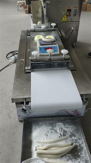 Dough roller machine