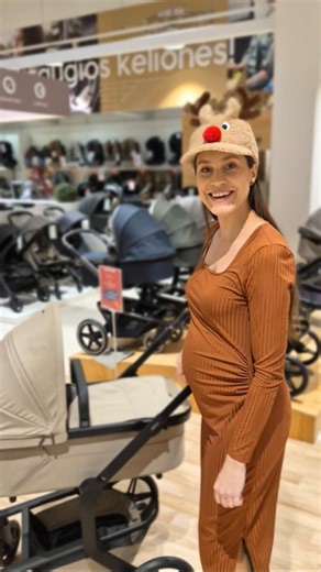 IEVA DUDAITE | Arena Pianist on Instagram: "JOOLZ DAY5: 2 dalių vežimėlis ir geriausias šeimos kelionių palydovas! ​🛌 ​Pūko Minkštumo Lopšys: Įsivaizduokite patį minkščiausią debesį. Lopšys turi specialų hipoalerginį čiužinį, kuris yra švelnus kaip šilkas ir puikiai ventiliuojamas. Mažylis miega sapnuodamas savo Joolz! ​Ergonomiška Sportinuko Sėdynė: Kai ateis laikas tyrinėti pasaulį, sėdynė palaikys Jūsų vaiką taip, kaip rekomenduoja ekspertai. Ji atlenkiama iki visiškai horizontalios padėties