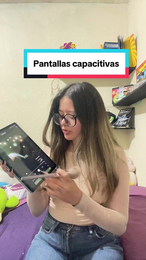 Los manuales e investigaciones del IEEE sobre el desarrollo de interfaces táctiles (Touchscreen Technology History and Evolution) detallan cómo el cambio de pantallas resistivas (las viejas que requerían presión) a las capacitivas revolucionó la industria gracias a la conductividad natural del cuerpo humano. #electricidad #estatica #educacion #ciencia #fisica