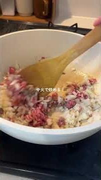 家にある調味料ですぐ作れる‼️ 市販のパスタソース買いがちだけどやっぱり作った方が美味しい🥺 . 材料✍🏻 パスタ 100グラム ひき肉 90〜100グラム 玉ねぎ 1/2個 塩胡椒 適量 ...