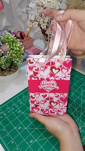 Valentines Paper Bag using one Photopaper. Oo isang photopaper lang gamit ko dyan. 😁😍 Pwede din ito sa Lootbags kaya lang medyo maliit sya sa loob. Free yung template nito. Nasa comsec yung gdrive link kung gusto nyo rin subukan gumawa. 😍🫶 Kapag ipiprint ninyo guys gawin ninyong Borderless.. | Rish Panlilio