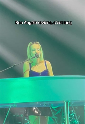 @💿 Angèle 💿 ça commence à faire un peu long là #angele #concert