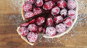 🍫😍 Chokoladetærte med friske hindbær i en perfekt portion til to - hvem deler du med? 😍🍫 Se opskriften på: www.foodtv.dk/video/1_53jdflps/chokoladetaerte-med-hindbaerpynt-og-en-bund-af-moerdej | Foodtv.dk