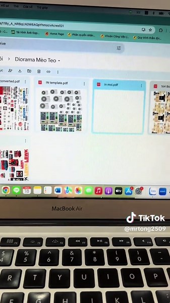 Mình gửi lại hướng dẫn cho anh em tải file in template & sticker miễn phí đầy đủ để làm diorama, file đã căn chỉnh sẵn cũng như định dạng in nên chỉ cần tải về và in ra thôi là lụm 😎😎🎨🛞🏎️🌳 , link mình để dưới phần bình luận của video này nhé! Thấy hữu ích nhớ follow,share cho mọi người cùng sử dụng nhé anh em 🤗🤗 #nhocu30tapchoixemohinh #scale164 #diorama #template #sticker #templatediorama