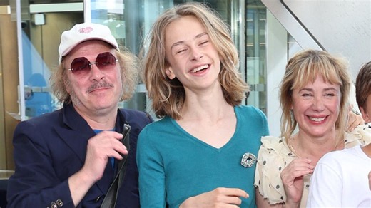 Billy Blanchard : à 15 ans, le fils de Julie Depardieu et Philippe Katerine attire tous les regards avec son look androgyne à la Fashion Week de Paris !