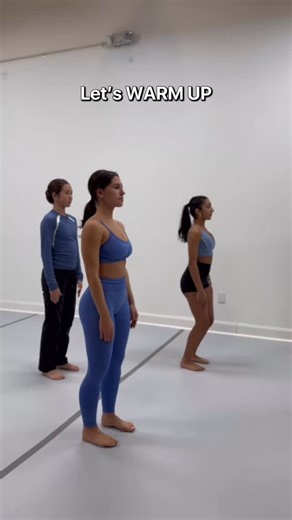 Let’s WARM UP ✨ Getting ready to dance? A proper warm-up is the secret to moving better, avoiding injuries, and improving your technique over time. 👉 Why warm up? Prepares your muscles for movement Increases flexibility and range of motion Helps you feel more confident while dancing! 💡 What to include in your warm-up: 1️⃣ Cardio movement to get your body warm and blood flowing 2️⃣ Leg swings to loosen and warm up the legs! 3️⃣ Dynamic stretches like lunge splits and triangle slides! Warming up