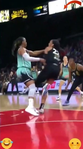 A’ja Wilson Gets KNOCKED DOWN During a Tough Catch! 😱🏀