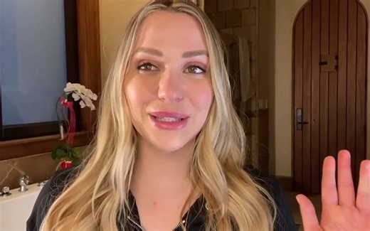 [Mia Malkova]（米娅·马尔科娃）丰满诱人，金发碧眼的重磅炸弹是她的称号。让我们欣赏她和男友互相化妆