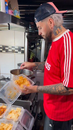 182K views · 83K reactions | Proverbios 19:17 dice: A Jesús presta el que da al pobre, y el bien que ha hecho, se lo volverá a pagar” | EL RETUTU | Facebook