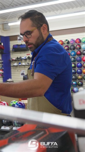 Besoin d’une nouvelle boule? Besoin d’un ajustement parfait? 🎳 Passe chez Buffa Distribution — nos experts vont te régler ça! Ouvert 7 jours sur 7 | 9h00–17h00 ✅ Need a new ball? Need a perfect fit? 🎳 Swing by Buffa Distribution—our experts will get you dialed in! Open 7 days a week | 9:00–5:00 ✅ | Buffa Bowling inc.