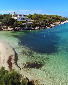 🤩🏖️🌞 Platja de Santandria 🏊‍♀️✨ Situada a tan solo 3 km de Ciutadella, Platja de Santandria es una playa urbana de ambiente familiar, muy popular entre residentes y visitantes. Su arena fina y sus aguas poco profundas y tranquilas la convierten en una opción ideal para pasar un día de playa seguro y cómodo. 🌴💙 Dispone de servicios, restaurantes y accesos fáciles. 🏖️ Tipo de playa: arena fina 🌊 Condiciones de baño: aguas tranquilas 👣 Grado de ocupación: alto 📏 Dimensiones: 110 m de larg