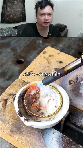 anh thợ đã xử lí chiếc vòng chân vàng quá chật này như thế nào