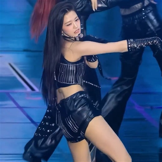 @ive.92ss on Instagram: "Her hip isolation is so clean 😳"