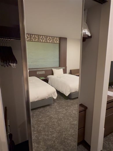 二村春香 on Instagram: ". . . 【 JR九州ホテル長崎 】 @jrkh_nagasaki 📍長崎県尾上町1-1 今年もお疲れ様でした&来年もよろしくね会を ずーっと行ってみたかった長崎でしてきました！ 宿泊したのはJR九州ホテル長崎さん🛏️ 駅直結なので利便性が高くて 私は使用してないですが駐車場もあります🅿️ お部屋もとても快適でアメニティも充実🫶 朝ごはんは同ビル5Fの「うまや」というご飯屋さんが会場で 和食と洋食が選べて、とーーっても美味しかったです☺️ ホテルは商業施設と一体型になっているので 飲食店やアパレルショップ、食品売り場も充実しているし 交通手段も沢山あって本当に便利でした。 また、ホテルには無料のロッカーがあって 2日目はこちらに預けてお出かけしました！ 帰りは長崎駅から高速バスに乗って空港に行く予定だったので手ぶらで回れたしスケジューリング完璧でした👌 フロントのスタッフさんは とても丁寧にご説明、接客してくださり 思いやりがあり心温まる素敵なホテルだなと思いました