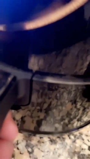 6.4K views | Pommes de terre en veste à la friteuse à air Préchauffer la friteuse à air : 200°C (390°F). Cuire 35 à 45 minutes à 200°C (selon la taille). Retourner à mi-cuisson pour une peau bien croustillante. | Friteuse à air chaud recettes et astuces | Facebook