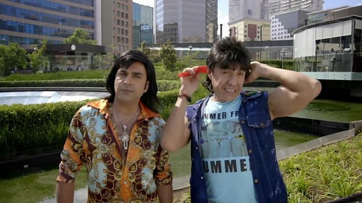 El Vítor y Albertano caen en las redes de dos polleros que les prometen dejarlos en Estados Unidos para conquistar el sueño americano. ¿Será? 🤔 Ríe con los episodios completos de #NosotrosLosGuapos en Series de #DistritoComedia | Distrito Comedia