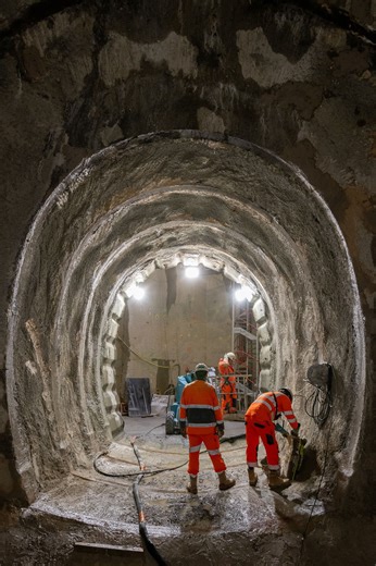 Tisséo on Instagram: "🚧/C'est parti pour le 19ème épisode de notre web-serie Derrière les palissades ! 🎯 Direction l'emprise chantier du puits Terrasse de la ligne C 👉 Zoom sur le rameau : c’est le tunnel qui relie le puits au tunnel principal. Pour ce type de tunnel, on n’utilise pas de tunnelier. On a recours à la méthode dite traditionnelle. On vous explique ! C'est parti pour une immersion dans les travaux de la ligne C !"