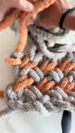 CRISSCROSS pattern time! 💫 I’m showing how to make this beautiful textured design using two colors, it’s so fun to watch them weave together! Perfect for adding a cozy twist to your next blanket or project 😍 Which color combo would you pick? 💕🧶 #CrisscrossPattern #ChunkyKnit #KnittingTutorial #HandKnitting #CozyVibes #TwoColorBlanket #KnitWithLove #DIYHomeDecor #YarnLovers #CraftingFun #chunkyknitblanket | Holymolydane