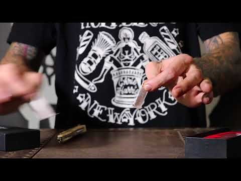 How To load a blade in your barber razor holder or shavette
