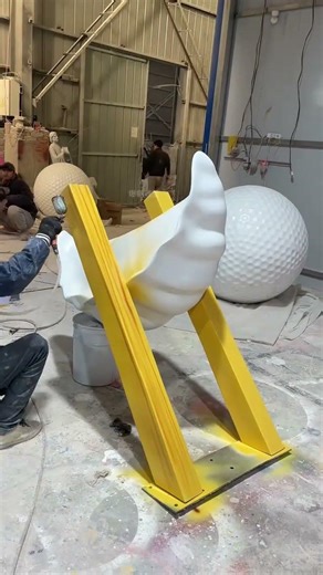 A glowing dumpling sculpture was made for a dumpling restaurant in Northeast China and hun