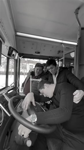 @zamon_bizniki_06 on Instagram: "Obunachim bõling 😍 this educational Reel highlights an innovative green energy project in Japan. The video features footage of busy urban sidewalks in cities like Tokyo and Kyoto, with overlaid animations showing embedded piezoelectric materials in the pavement. As pedestrians walk, run, or jump, the surface slightly deforms, converting kinetic energy from footsteps into electricity via pressure on special crystals. Generated power lights nearby street lamps, po