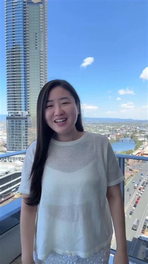 杉杉女子 Shana Lin on Instagram: "12/31了! 2025最後悔的事?😭 大概就是來澳洲之後真的變太圓了 發現我居然在短短8個月之中 多了整整6公斤 非常的幸福肥🤤 其實身材不是問題 比較不好的是肌肉量太低 怕對健康不好 壓力也沒地方釋放 我從小就不喜歡上體育課 興趣都是音樂美術之類的靜態活動 但來澳洲之後不曉得怎麼了 原本對運動完全沒興趣 居然開始打算在2026 把運動變成生活日常中的一部分 除了讓運動融入日常 在新的一年 我也想重新投入時間在自己喜歡的事 (即使表面上看起來毫無產值) 雖然我自知天賦不足 但音樂一直是我的興趣 以前甚至還學過5.6年的聲樂 內心有個小小劇場夢🧡 等我們家買到房子之後 打算去考個合唱團 或是去NIDA修一些表演藝術的課 光用想的就覺得很期待！ 再來就是提前把旅遊行程都規劃起來 沒有什麼事情比出去玩更開心了🥳 希望除了回台灣、去峇里島、澳洲雪山 還有機會去塔州、紐西蘭或澳洲中部看看 突然發現2026的這三個目標 運動、音樂夢、旅遊 都是為了我的快樂而存在 我覺得以數字作為新年目標這件事 已經開始變得越來越不重要了 核心價