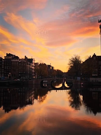 3.8K views · 93 reactions | De prachtige lucht boven de Amsterdamse grachten… hoe vaak je het ook ziet, het blijft een prachtig gezicht.  : carmenruggeriph | Uit in Amsterdam | Facebook
