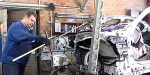 One-Man Russian Body Shop Repairs Collision-Damaged Vehicles on YouTube – And People Are Watching