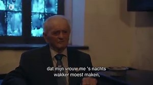 Het verhaal van Louis Boeckmans grijpt Arnout Hauben naar de keel. Louis werd in '44 opgesloten in Breendonk en werd plotsklaps nummer 3253. “Ons mens-zijn hield op aan de poort van het fort.” Het is de liefde voor zijn Germaine die hem op de been hield. #DebevrijdingvanVlaanderen | VRT 1