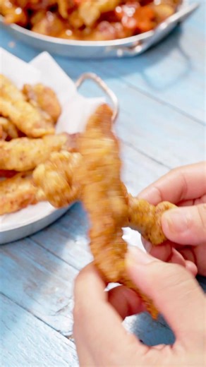 THỊT CHIÊN GIÒN XỐT CHUA NGỌT TANGSUYUK Thịt chiên giòn xốt chua ngọt Tangsuyuk - món Hàn Quốc cực ngon ai cũng làm được! 🌿 NGUYÊN LIỆU: I. Phần thịt chiên: 1. Thịt & gia vị ướp: - 500G thịt vai hoặc thăn - 2 Tbsp bột ngô 2 Tbsp nước - 1/2 tsp muối - 1/2 tsp tiêu bột - ½ tsp ớt bột mịn - 1/2 tsp gừng mài nhuyễn 2. Chiên thịt: - Bột chiên giòn (dạng chiên ướt tempura) - 1 lòng trắng trứng - Nước vừa đủ theo tỉ lệ bột - 350ml dầu ăn II. Xốt chua ngọt: - 100ml nước tương chấm HQ Jin ganjang - 500m