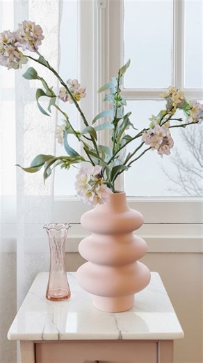 Verf, tips & advies online on Instagram: "Abbondanza Concrete Effect is een dikke pasteuze verf met lichte korrelstructuur, voor het creëren van een gaaf beton- of steen effect op vazen, potten, lampvoeten, schalen, kandelaars, beelden, of kleine meubelstukken. Je kan het op verschillende manieren aanbrengen, gewoon met een kwast, of met een paletmes, spatel of spons, waardoor je het effect naar smaak kunt aanpassen. Hou je van glad en subtiel, of ga je voor stoer met veel structuur? It's up to 