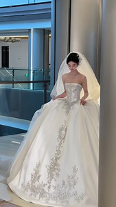 A must-have satin wedding dress, it looks so elegant!! #SatinWeddingDress | Nailstickers