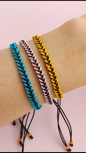 5.6K views · 229 reactions | ✨ ¿Crees que hacer pulseras tejidas es difícil? ✨ Olvídate de lo complicado y atrévete a crear con este diseño fácil y hermoso. 淋 Sigue el paso a paso y descubre más tutoriales en el enlace de mi perfil. ¡Te encantará!  #pulseras #macramé #bisuteria | Fovilec | Facebook