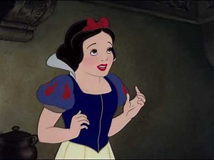 Snow White’s Deadly Temptation 🍎 | The Evil Queen’s Disguise & Poison Apple Scene (1937)