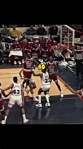 Michael Jordan’s "Switch" Mid-Air: The Most Famous Layup Ever! 🔃🏀 #nba #shorts