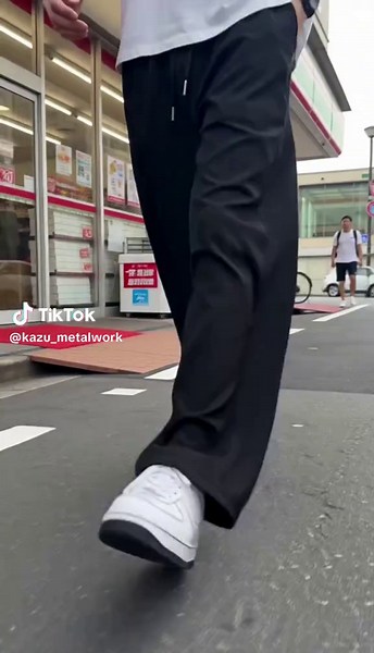 【アイロン不要／夏でも快適】アイスシルクの通気性パンツ メンズ向け ゆったり落ち感 カジュアルパンツ ｜ シワになりにくい・耐久性に優れる · 究極のゆったり感 · 脚のラインをカバー · コスパ抜群 **