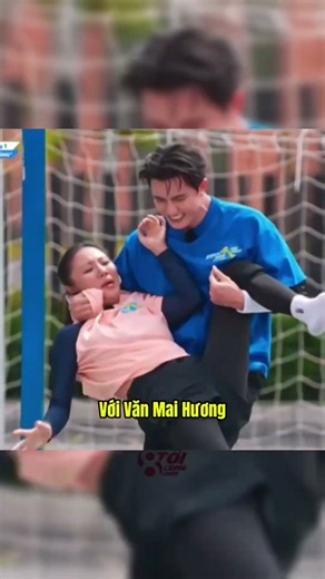 Cùng tham gia Running Man mà cách Trần Ngọc Vàng "đối xử" với Văn Mai Hương và Tóc Tiên nó lạ lắm