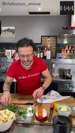 Le chef Simone Zanoni vous explique les étapes de sa recette savoureuse de paccheri saumon fumé et citron 🍋 Retrouvez toutes ses recettes sur son compte Instagram ainsi que dans son dernier ouvrage "Le confinement d'un chef - Volume 3" sur son site Casa Zanoni. 🛒 Ingrédients pour 2 personnes : 220 gr paccheri 120 gr saumon fumé à la ficelle 100 gr émulsion aux beurre (50gr eau de cuisson, 1/2 citron jus, 50gr beurre salé bien froid, 1/2 citron zestes) 20 gr panko (chapelure japonaise) ou vieux