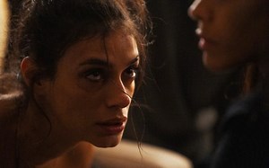 Atriz com sangue brasileiro é demitida de série hit e recontratada após seis semanas