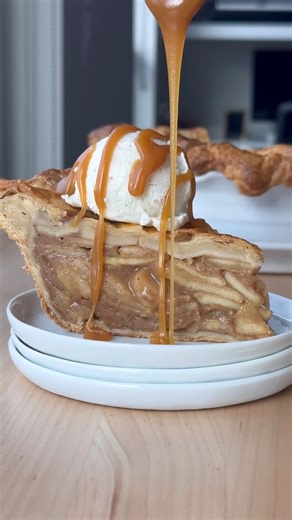 3.8K views | salted caramel apple pie不 plus tips & tricks on how to make the best Thanksgiving pie! comment “pie” and I’ll send the recipe to your DMs https://atsloanestable.com/salted-caramel-apple-pie/ #applepierecipe #caramelapplepie #thanksgivingpie #homemadepie #latticepie | Sloane's Table | Facebook