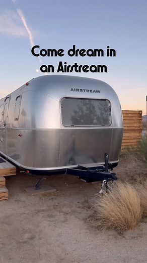 🌵Just a short drive from Joshua Tree National Park @autocamp is the ultimate glamping experience! Sleep under the stars in your own luxury Airstream (with a private bathroom 🙌), and enjoy all the little touches — mini fridge, microwave, comfy beds, and cozy campfire vibes. You can also book the pizza package with your own Gozney Pizza oven, delivered to your Airstream. The clubhouse has a pool, free bikes to ride around and a general store, where you can buy firewood and smores for the perfect