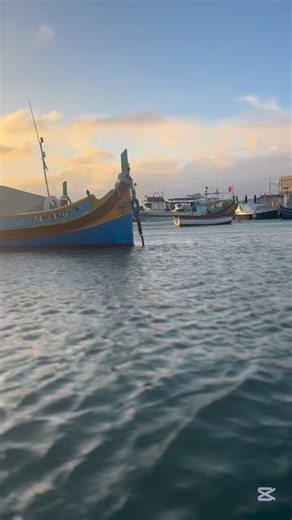 A peaceful early morning in Marsaxlokk Harbour, Malta 🇲🇹. Filmed from my small tender as I row to my main boat, surrounded by traditional Maltese fishing boats (luzzus). No music, no talking — just calm sea silence and the satisfying water splash from the oars for a relaxing ASMR vibe. If you love Malta travel, Marsaxlokk, boat life, harbour mornings, and ocean sounds, this one is for you. 📍Location: Marsaxlokk, Malta 🚤 Experience: Traditional boat life in Malta 🌊 Audio: Natural water sound