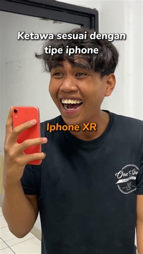 Ketawa sesuai tipe iphone, kalo tipe iphone kamu apa? #iphone #fyp #feed #meme #apple