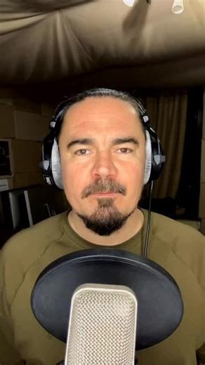 Хроніки Сили on Instagram: "Щирість — одна з головних рис, якою Олег Фагот Михайлюта @fahot наділив нашого Хорта! У житті часто трапляються ляпи, але головне — це ставлення до них та трансформація їхньої енергії у сміх. Ляпів ми вам бажаємо поменше, а от затишних сімейних вечорів — якомога більше! Розважте свою родину за настільною грою, магічним пазлом чи VR-окулярами «Хроніки Сили» та наповніть вашу оселю щирим сміхом🫂 А якщо ви хочете почути голос Хорта, заходьте у мобільну гру «Хроніки Сили