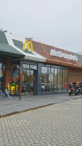 Een nationale feestdag? De spits? Nee hoor, de file wordt veroorzaakt door de Big Mac 1 euro. Maps kleurt rood en het is één en al chaos. Maar goed… eerlijk is eerlijk: deze deal laat je ook niet aan je voorbijrijden.  Dus pak de fiets, skip de snackfile en claim ‘m voordat heel NL je voor is. | McDonald's | Facebook