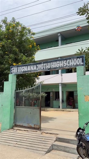 Sudeerkapadam on Instagram: "✨ Those golden school and college days, standing by the street cart on pleasant Punganuru evenings, laughing and chatting with friends while having those unique, delicious chats you can’t find anywhere else 🍲🤍 Every bite still takes me back to those carefree days 🌼 If you’re in Punganuru, don’t miss this place on High School Street, Punganuru, Chittoor, Andhra Pradesh – where every plate is a memory. Timings: Monday to Saturday, 5PM to 10 PM 📍 High School Street,