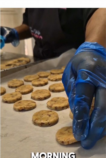 👉👉 Big cookie orders call for big preps! 🍪 The team finished on target. Choose premium morning and afternoon tea. Email Tapioca Delight📱🤳👇 E: sales@tapiocadelightpng.com M: 675 79790541 (WhatsApp, Call or Text) W: tapiocadelightpng.com 🎂Cakes 🧁Cupcakes 🌯Corporate Catering 🛵Food Delivery 😊Great Customer Service 🇵🇬 Port Moresby, Papua New Guinea #corporatecatering #cookies #portmoresby #morningteamagic #afternoonteatime