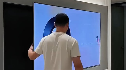 分享我用新款电视几天的真实体验，画质清晰音效震撼，观看感受极佳，搭载智能系统操作流畅，解决观影延迟痛点，结合居家场景使用更显便捷。